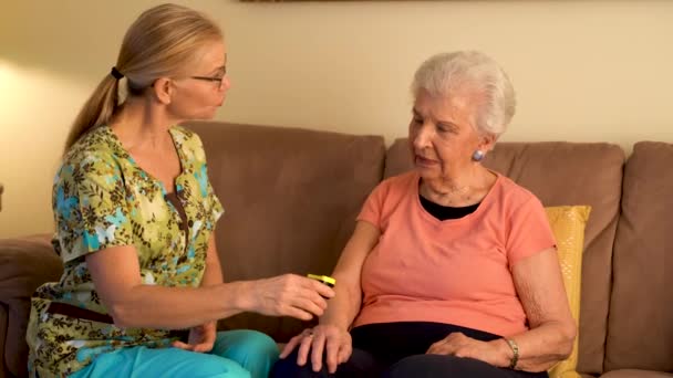Measurement Pulse Elderly Woman Placed Finger Heart Rate Monitor — Vídeo de Stock