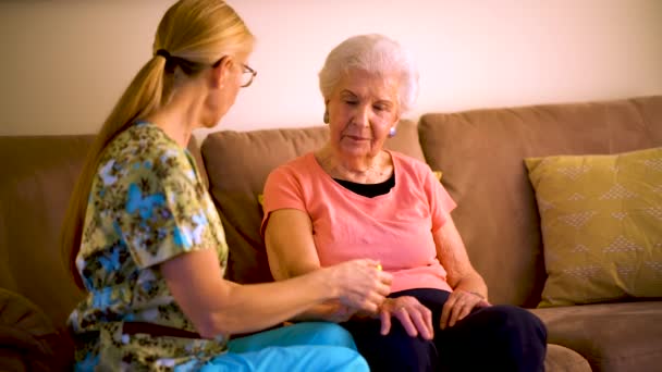 Measurement Pulse Elderly Woman Placed Finger Heart Rate Monitor — Stockvideo