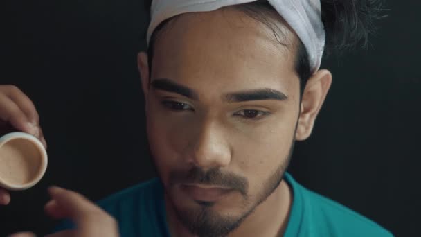 Close Make Artist Putting Face Powder Man Face Make Him — Stok video