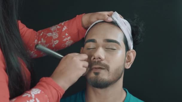 Close Man Face Make Artist Putting His Face Face Powder — Vídeo de stock