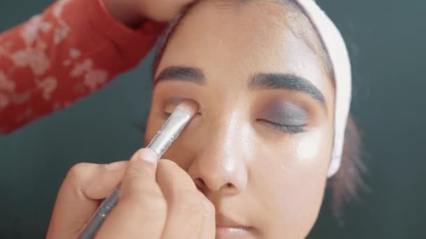 Close Make Artist Putting Eye Shadow Make Brush Woman Eyes — Αρχείο Βίντεο