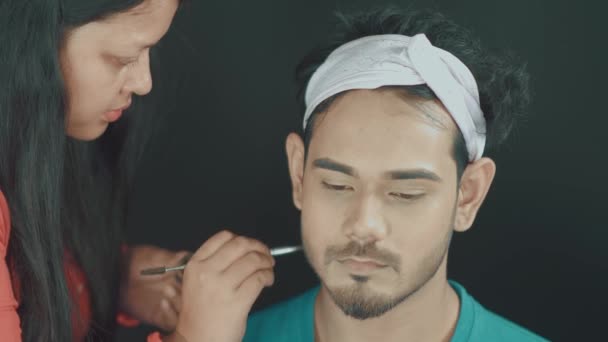 Close Man Face Make Artist Fixing Coloring His Beard Perfect — Vídeo de stock