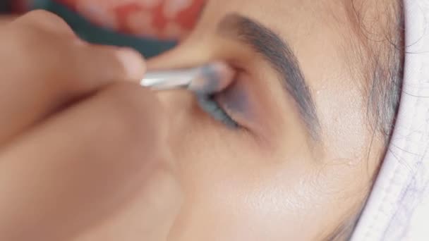 Close Woman Eye Make Artist Putting Eye Shadow Make Brush — Stockvideo