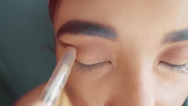 Close Make Process Putting Eye Shadow Woman Eyes Make Brush — Stockvideo