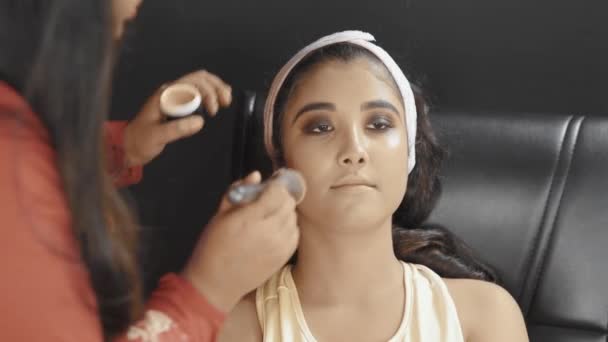 Close Professional Make Artist Putting Face Powder Woman Face — Stockvideo