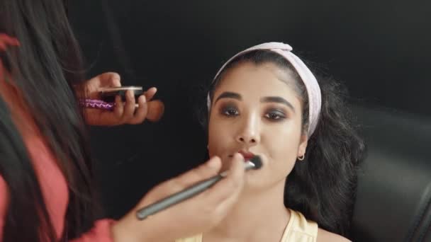 Close Beautiful Young Woman Make Cosmetics Studio Make Artist Finishing — Vídeos de Stock