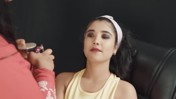 Close Make Artist Doing Make Beautiful Young Woman Cosmetics Studio — Wideo stockowe