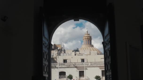 Shot Carmelite Church Malta Valleta Roman Gate — Stockvideo