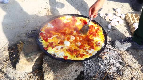 Man Who Makes Saffron Tomato Fried Egg Omelet Skillet Pan — Stockvideo