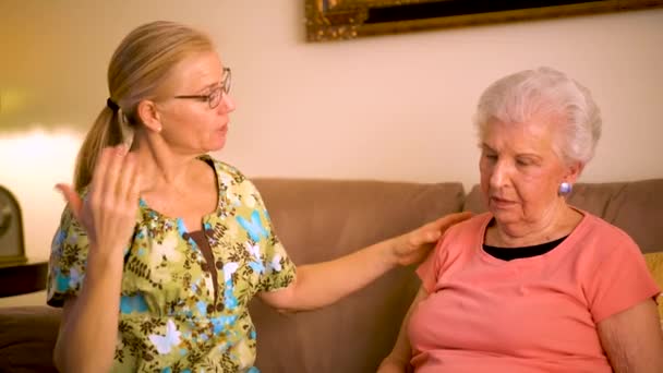 Infirmière Soins Domicile Aidant Femme Âgée Avec Gamme Mouvement Bras — Video