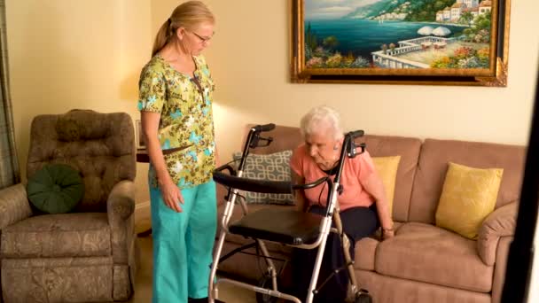 Sağlığı Hemşiresine Yakın Olmak Yaşlı Kadınların Kanepeden Kalkıp Yürüteç Kullanmalarına — Stok video