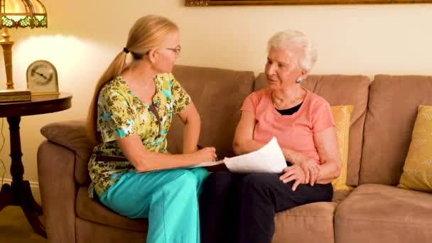 Front View Home Healthcare Nurse Elderly Woman Sitting Couch Looking — Stok Video