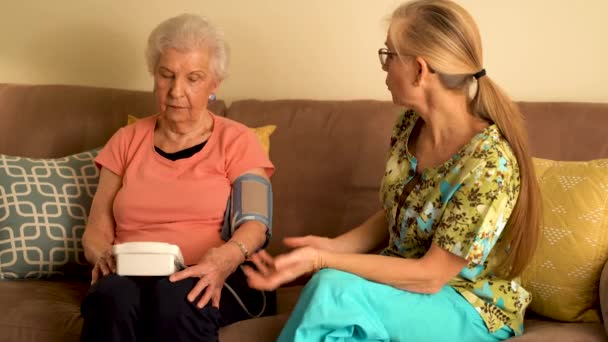 Thuis Gezondheidszorg Verpleegkundige Oudere Vrouw Die Bloeddruk Neemt Met Een — Stockvideo