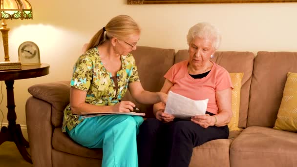 Front View Closeup Home Healthcare Nurse Elderly Woman Sitting Couch — Wideo stockowe