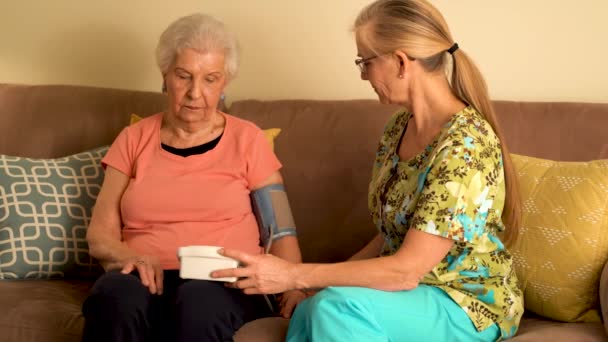 Home Healthcare Nurse Elderly Woman Taking Blood Pressure Machine — Vídeo de Stock