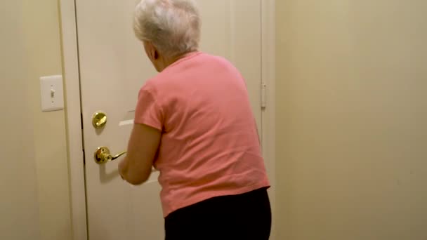 Elderly Woman Uses Can Walk Door Opens Door Welcomes Home — Stock video