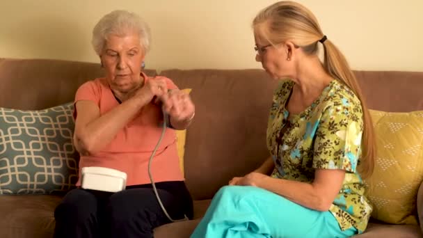 Αρχική Νοσηλεύτρια Και Ηλικιωμένη Γυναίκα Που Λαμβάνουν Αρτηριακή Πίεση Οθόνη — Αρχείο Βίντεο