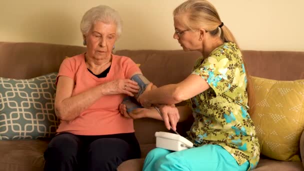 Αρχική Νοσηλεύτρια Και Ηλικιωμένη Γυναίκα Που Λαμβάνουν Αρτηριακή Πίεση Ένα — Αρχείο Βίντεο
