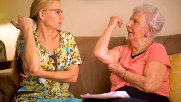 Gros Plan Infirmière Soins Domicile Aidant Femme Âgée Avec Gamme — Video