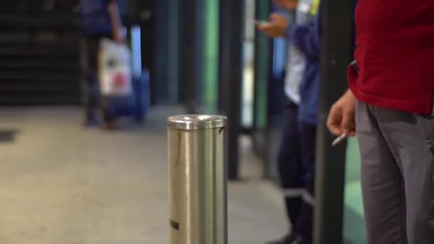Люди Курительной Комнате Аэропорту Держат Сигареты — стоковое видео