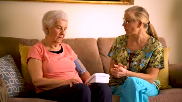 Thuis Gezondheidszorg Verpleegkundige Oudere Vrouw Die Bloeddruk Neemt Met Een — Stockvideo