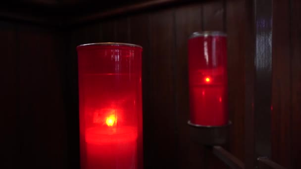 Dwie Czerwone Świece Które Płoną Kościele Drewnianą Ścianą Tworzy Piękne — Wideo stockowe