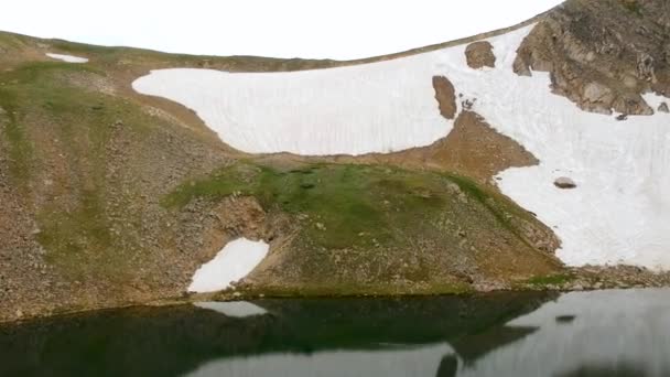 Гірський Хребет Скелястого Узбережжя Снігом Повітря Просувається Вперед — стокове відео