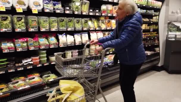 Starsza Kobieta Pchając Koszyk Zakupów Przejściu Warzywnym Supermarketu Spożywczego — Wideo stockowe