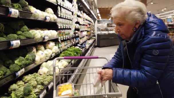 Elderly Woman Grocery Store Putting Asparagus Plastic Bag — Stock videók