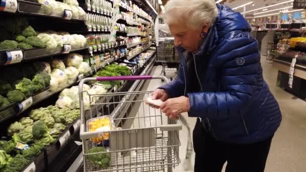 Elderly Woman Grocery Store Putting Broccoli Plastic Bag — Stock videók
