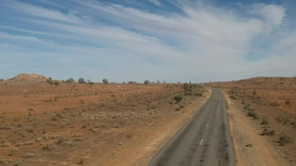 Two Cars Pass Desolate Outback Australia — Vídeo de Stock