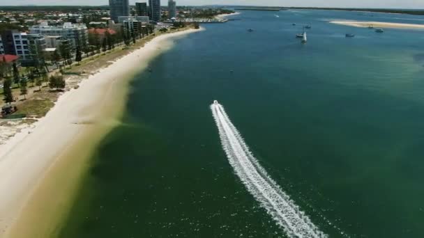 Speed Boat Racing Parallel Beach Gold Coast Broadwater Low Tide — Stockvideo