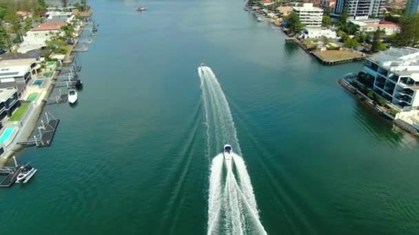 Two Speedboats Racing Canal Shadows Luxurious Surfers Paradise Apartments Luxury — Stockvideo