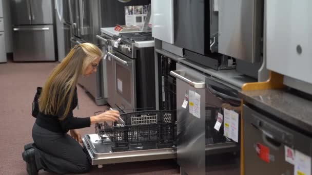 Pretty Mature Blonde Woman Looking Dishwashers Kitchen Appliance Store — Stok Video