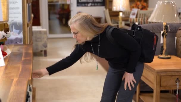 Piuttosto Maturo Donna Bionda Guardando Armadi Sala Pranzo Negozio Mobili — Video Stock