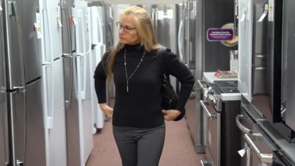 Pretty Mature Blonde Woman Shopping Refrigerator Kitchen Appliance Store — 비디오