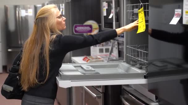 Closeup Pretty Mature Blonde Woman Looking Dishwashers Kitchen Appliance Store — Stok Video