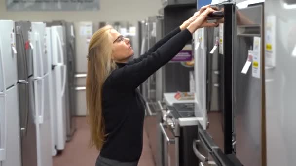 Pretty Mature Blonde Woman Looking Dishwashers Kitchen Appliance Store — Video Stock