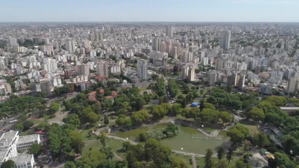 Αεροφωτογραφία Του Centennial Park Φόντο Την Πόλη Μπουένος Άιρες Αργεντινή — Αρχείο Βίντεο