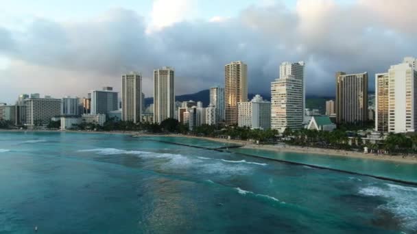 Panning Tiro Praia Waikiki Dia Tempestuoso Tropical Ondas Rolando Enquanto — Vídeo de Stock