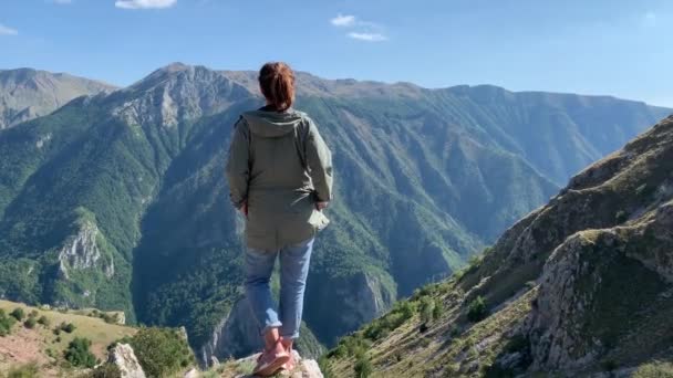 Κορίτσι Που Στέκεται Στην Άκρη Του Γκρεμού Ψηλά Στα Βουνά — Αρχείο Βίντεο