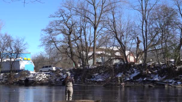 Possono Vedere Due Pescatori Che Pescano Pazientemente Fiume Bello Tranquillo — Video Stock