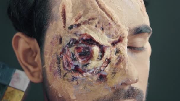 Primer Plano Máscara Halloween Miedo Sangriento Ojo Del Hombre Maquillaje — Vídeo de stock