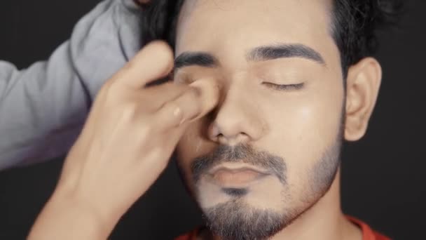 Makijaż Artysta Wprowadzenie Proszku Twarz Twarz Człowieka Gąbki Kosmetycznej — Wideo stockowe