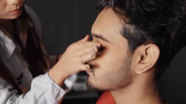 Maquillaje Profesional Artista Que Prepara Cara Del Hombre Para Tratamiento — Vídeos de Stock
