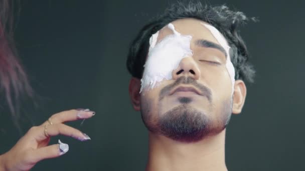 Maquillaje Artista Poner Prótesis Blanca Insertar Ojo Del Hombre Hacer — Vídeos de Stock