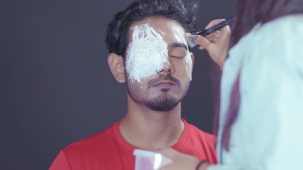 Make Artist Coloring Mask Brush Man Face Halloween Night — 图库视频影像