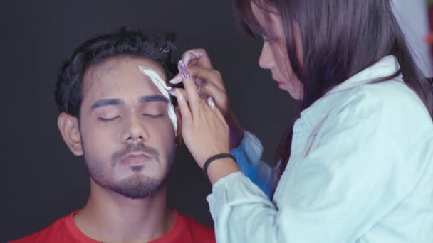 Maquillaje Artista Que Aplica Inserto Prótesis Blanca Cara Del Hombre — Vídeos de Stock