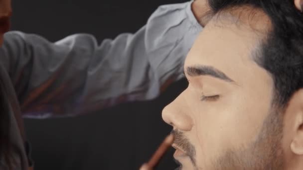 Maquillaje Artista Dibujar Líneas Cara Del Hombre Para Prepararlo Para — Vídeos de Stock