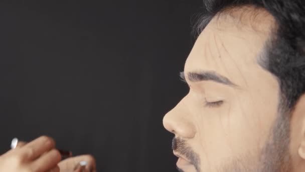 Maquillaje Artista Dibujar Las Líneas Cara Del Hombre Para Prepararse — Vídeos de Stock